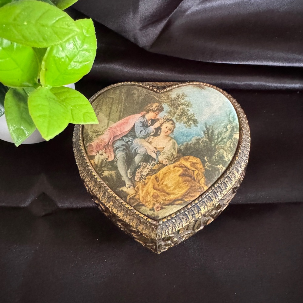 VTG Heart Shaped Music Box Victorian style